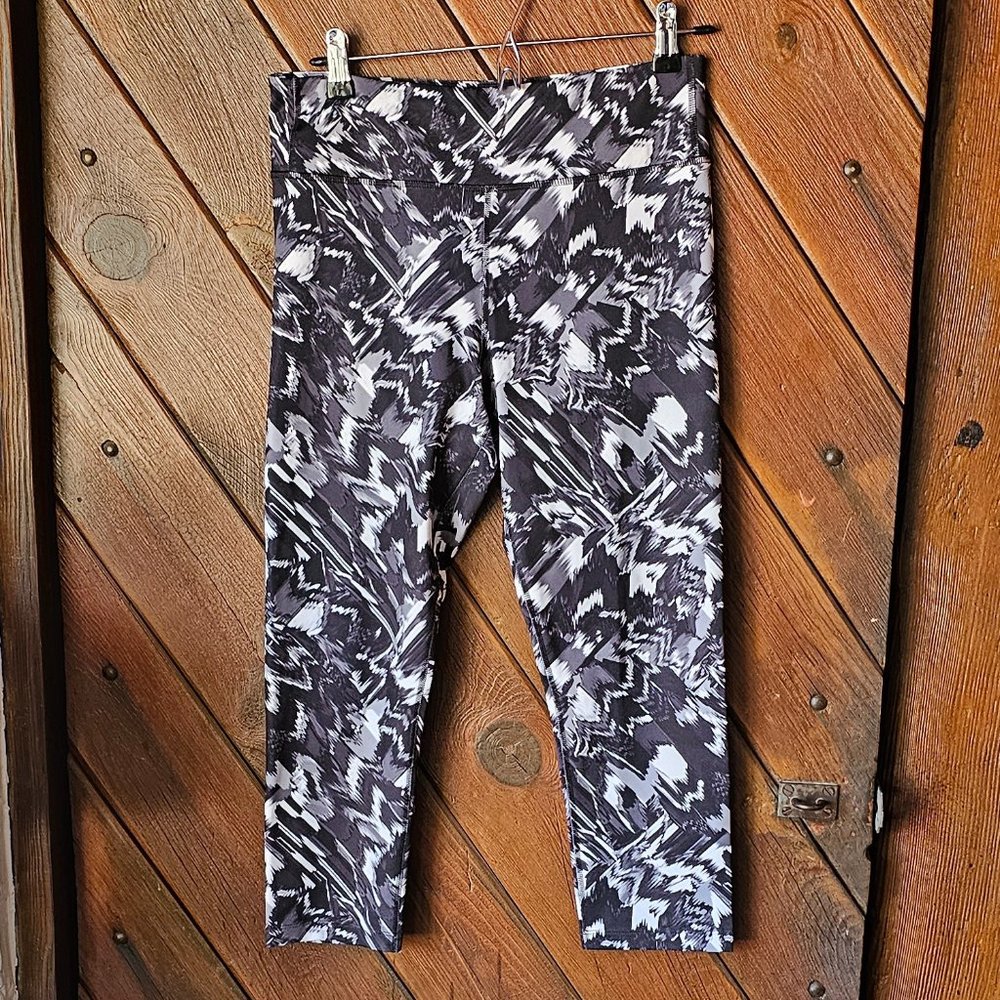 Express core athletic workout cropped leggings size M